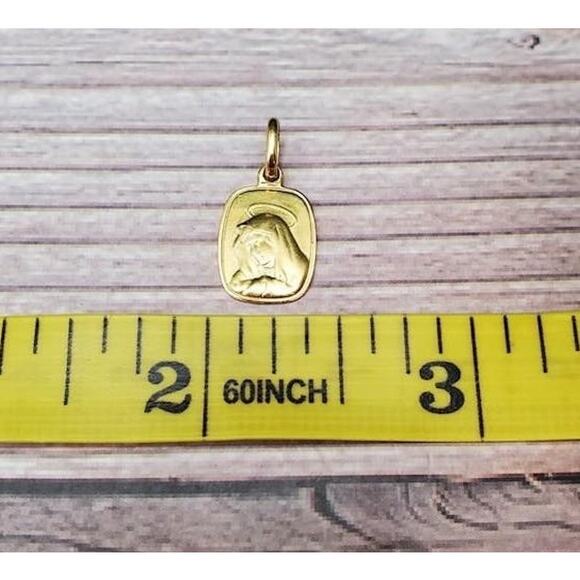 Dainty 18k Fine Yellow Gold Madonna Virgin Mary Religious Medal Pendant - Picture 5 of 9